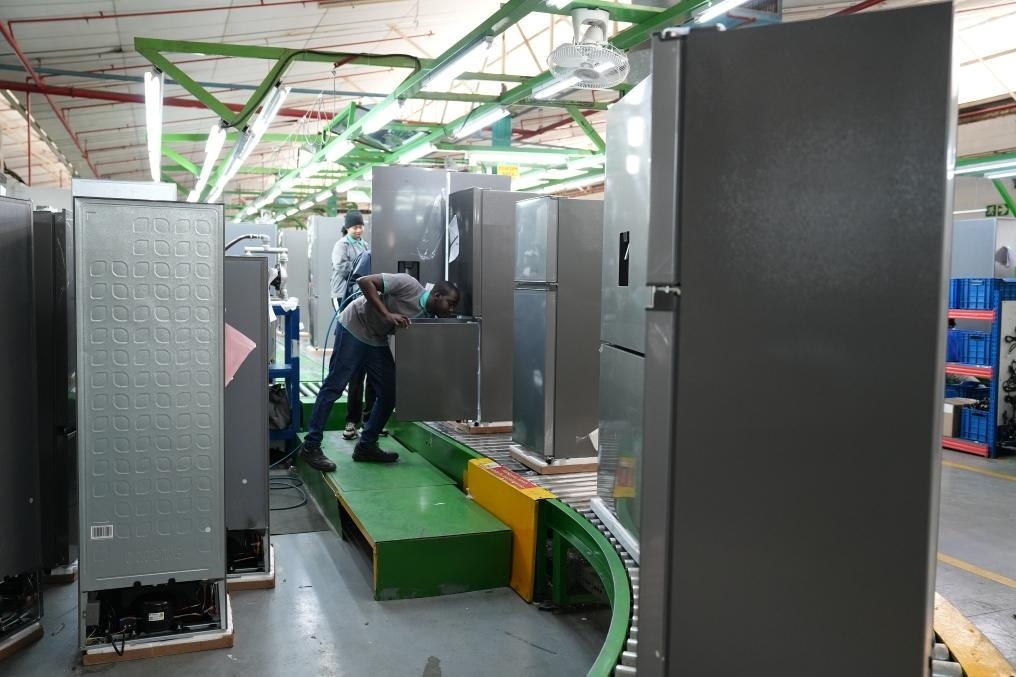 8月14日，在南非開普敦，當(dāng)?shù)貑T工在海信南非工業(yè)園的冰箱生產(chǎn)線上工作。新華社記者王雷攝