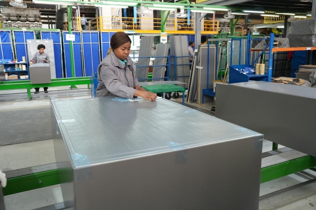 8月14日，在南非開普敦，當(dāng)?shù)貑T工在海信南非工業(yè)園的冰箱生產(chǎn)線上工作。新華社記者王雷攝