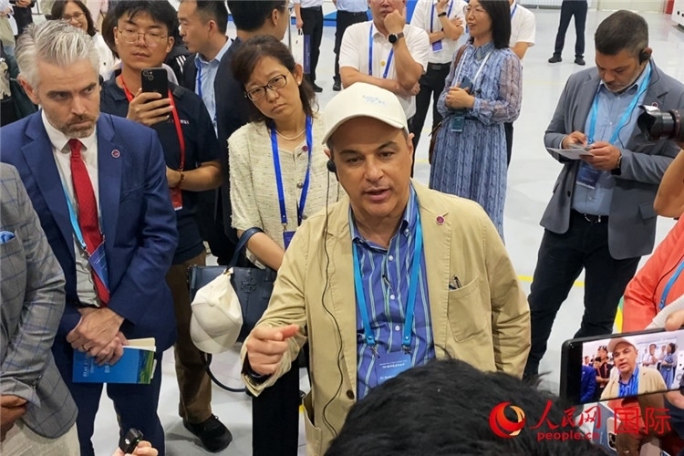 阿根廷駐華大使馬致遠(yuǎn)與億華通動(dòng)力科技有限公司總經(jīng)理于民討論關(guān)切問(wèn)題。人民網(wǎng) 宋歌攝