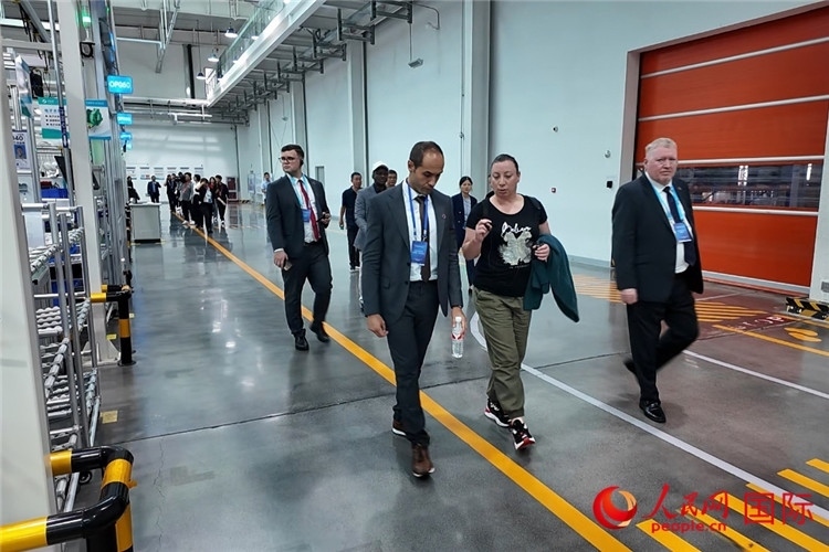 駐華外交官和國(guó)際組織駐華代表參觀億華通動(dòng)力科技有限公司生產(chǎn)車間。人民網(wǎng)記者 方童攝