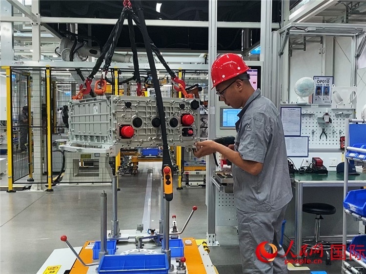 技術(shù)人員進(jìn)行系統(tǒng)化測(cè)試。人民網(wǎng)記者 于洋攝