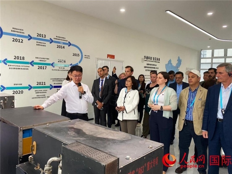 于民向駐華外交官和國(guó)際組織駐華代表介紹企業(yè)發(fā)展情況。人民網(wǎng) 宋歌攝