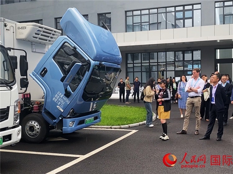 于民向駐華外交官和國(guó)際組織駐華代表介紹燃料電池車型。人民網(wǎng)記者 于洋攝