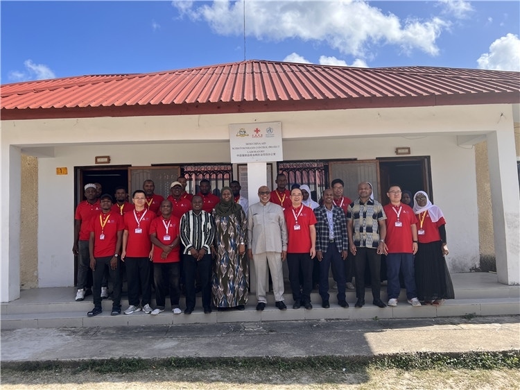 坦桑尼亞桑給巴爾衛(wèi)生部部長馬茲伊與中方專家組及非方工作人員合影。專家組供圖