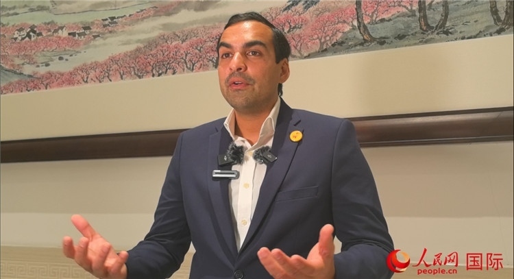 毛里求斯民議會(huì)議長(zhǎng)阿德里安·夏爾·杜瓦爾接受媒體采訪。人民網(wǎng) 鐘文興攝