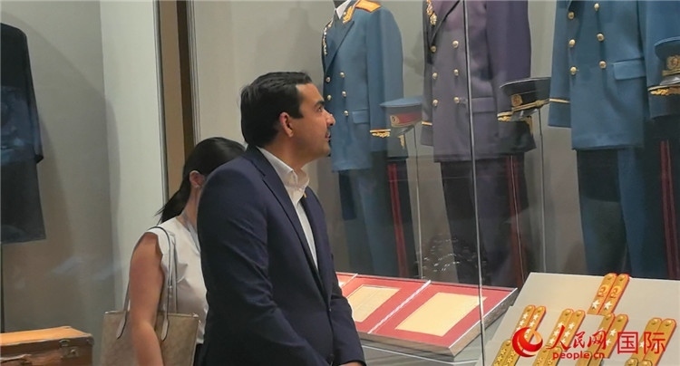 毛里求斯民議會(huì)議長(zhǎng)阿德里安·夏爾·杜瓦爾參觀中國(guó)共產(chǎn)黨歷史展覽館。人民網(wǎng) 鐘文興攝