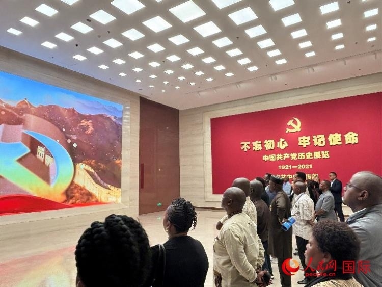 代表團(tuán)參觀“不忘初心 牢記使命”中國(guó)共產(chǎn)黨歷史展覽。人民網(wǎng) 曹欣悅攝