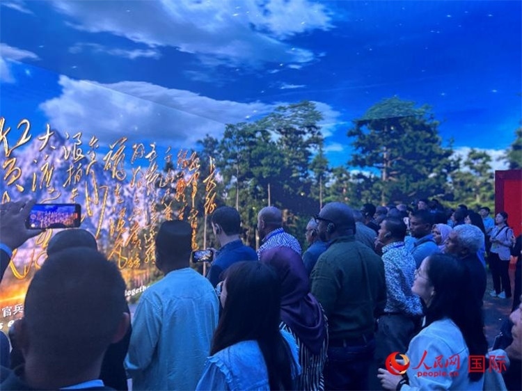 代表團(tuán)在全景影院中感受長(zhǎng)征場(chǎng)景。人民網(wǎng) 曹欣悅攝