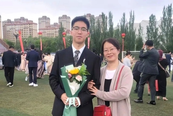 劉傲寒和媽媽合影。北航供圖