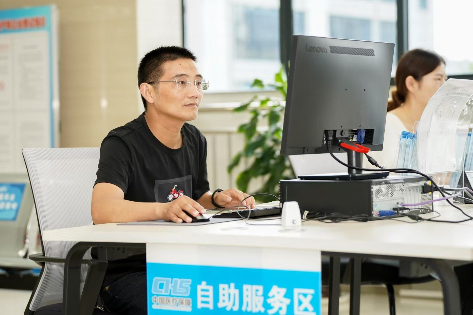 安徽省池州市市民在市政務(wù)服務(wù)大廳辦理業(yè)務(wù)。人民網(wǎng)記者 王銳攝