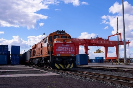 2023年9月20日，一列中歐班列行駛在內(nèi)蒙古滿洲里站貨運車間集裝箱場。作為我國向北開放的“橋頭堡”、中歐班列“東通道”的重要口岸，滿洲里鐵路口岸不斷加大中歐班列通道能力建設(shè)，進一步提升運輸效率和品質(zhì)