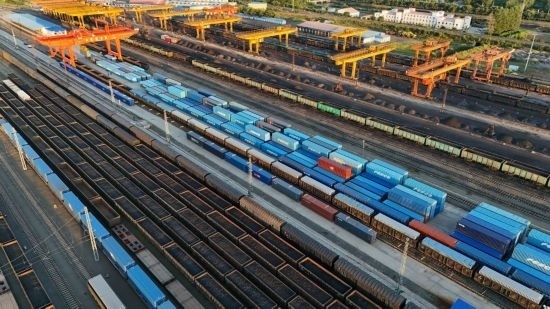 這是2024年8月14日在黑龍江綏芬河鐵路口岸集裝箱換裝場拍攝的集裝箱換裝作業(yè)現(xiàn)場（無人機照片）。今年前七個月，綏芬河鐵路口岸開行中歐班列573列，運量達55246標箱，同比分別增長23%和18%，班列數(shù)量持續(xù)保持高位運行。