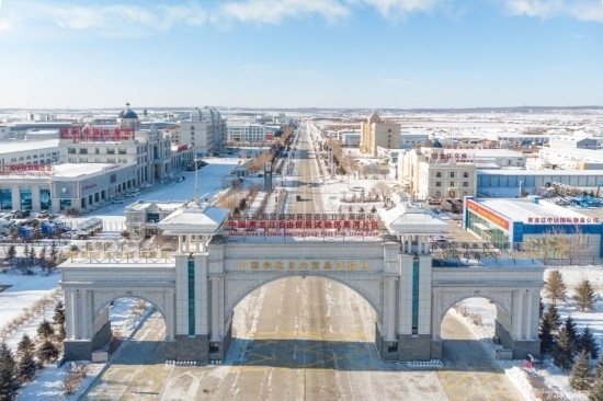 這是2024年1月31日拍攝的中國（黑龍江）自由貿(mào)易試驗區(qū)黑河片區(qū)（無人機照片）。五年來，中國（黑龍江）自由貿(mào)易試驗區(qū)將“試驗田”種成“高產(chǎn)田”，以全省萬分之三的面積，貢獻了全省約五分之一的實際使用外資和七分之一的外貿(mào)進出口，在對外合作、降低物流成本、培育特色產(chǎn)業(yè)和新業(yè)態(tài)新模式等方面深入探索，成功產(chǎn)出超過300項制度創(chuàng)新成果。