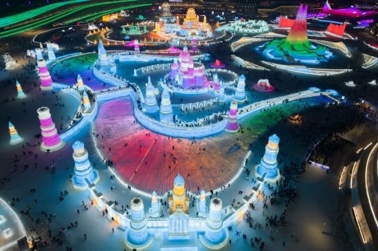 2024年1月1日，來自世界各地的游客在哈爾濱冰雪大世界園區(qū)內(nèi)游玩（無人機照片）。
