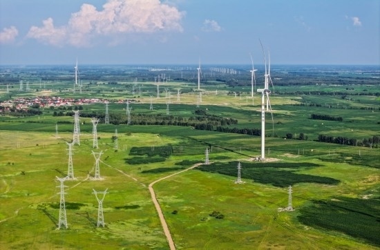 這是2024年7月19日拍攝的內(nèi)蒙古通遼238萬千瓦風電項目（無人機照片）。此項目每年可將75億千瓦時清潔電能經(jīng)扎魯特—青州±800（千伏）直流特高壓外送通道送至山東地區(qū)消納，相當于滿足受端地區(qū)超過300萬戶居民家庭用電需求，節(jié)約標煤261萬噸，減少二氧化碳排放634萬噸。