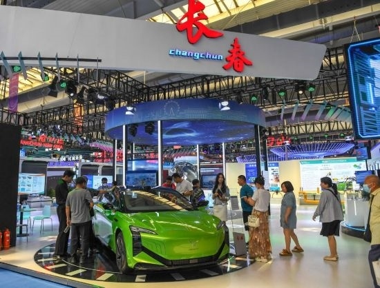 2023年8月23日，人們在第十四屆中國—東北亞博覽會上參觀一汽紅旗新能源車型。