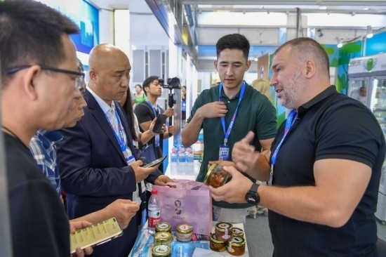 2023年8月23日，在第十四屆中國—東北亞博覽會東北亞商品館，俄羅斯參展商向參觀者介紹商品。