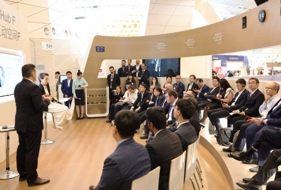 2024年6月26日，嘉賓在第十五屆夏季達沃斯論壇主會場——遼寧大連國際會議中心參與互動討論。