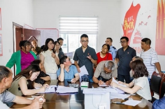 圖為2024年8月6日，重慶市奉節(jié)縣人民法院興隆人民法庭庭長(zhǎng)費(fèi)明軍（中）在做調(diào)解工作。蹇懿 攝