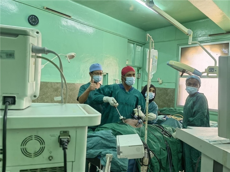 隊長蔣國慶（左一）關注當?shù)蒯t(yī)生手術情況。中國援桑醫(yī)療隊供圖