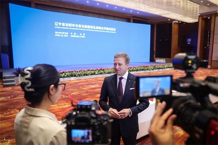 2024年4月26日，寶馬集團董事長齊普策在遼寧省沈陽市與寶馬集團深化戰(zhàn)略合作簽約儀式現(xiàn)場接受采訪。新華社記者潘昱龍攝