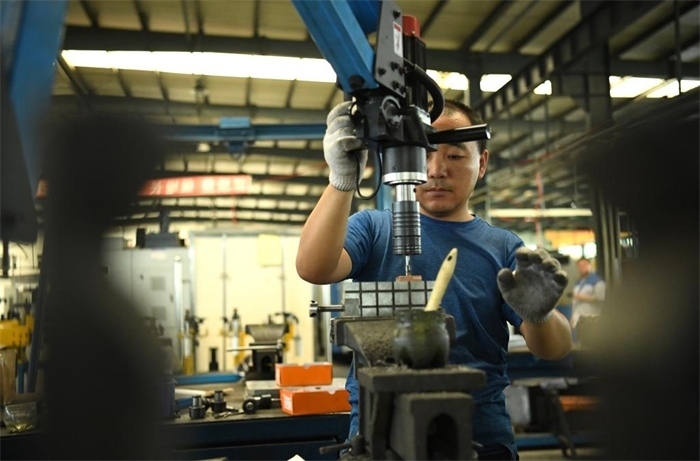 2024年7月30日，在長春吉林通用機械（集團）有限責任公司模具裝配生產(chǎn)線，鉗工在進行攻絲操作。近年來，吉林通用機械（集團）有限責任公司通過數(shù)字化改造、智能化升級提高生產(chǎn)效率，提升產(chǎn)業(yè)競爭力，已成為全球鋁加工汽車輕量化零部件知名供應商，為奧迪、大眾、寶馬、奔馳、保時捷等多家品牌主機廠供應零件。新華社記者柳文惠攝
