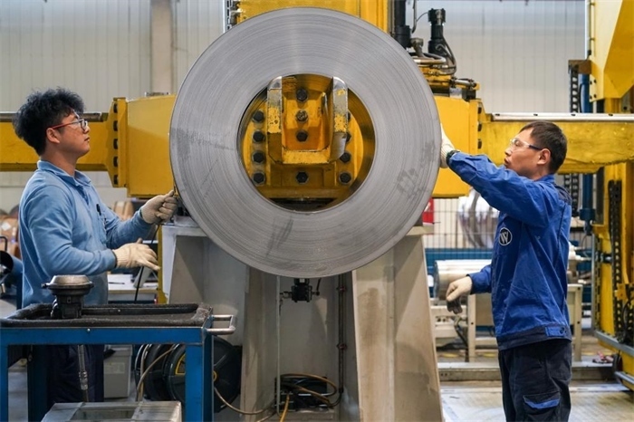 2023年3月16日，工人在位于太倉市高新區(qū)的威爾斯新材料（太倉）有限公司生產(chǎn)車間內(nèi)進行加工作業(yè)。新華社記者李博攝