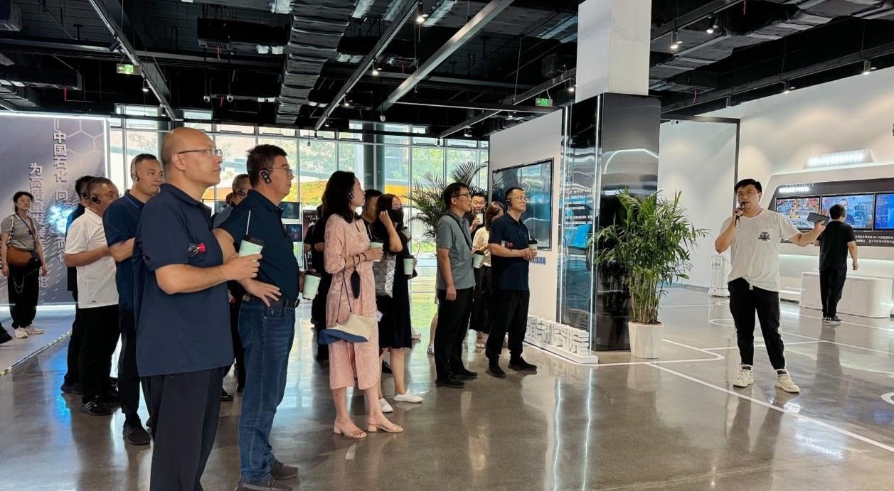 人民網(wǎng)“夢(mèng)幻靈境”AI展演中心講解。人民網(wǎng) 王戰(zhàn)雄攝