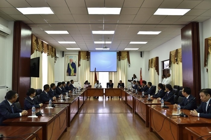 當?shù)貢r間8月20日，圭亞那總統(tǒng)伊爾凡·阿里在圭亞那首都喬治敦鐘阿瑟會議中心會見了即將離任的中國（江蘇）第19期援圭亞那醫(yī)療隊。 中國（江蘇）第19期援圭亞那醫(yī)療隊供圖