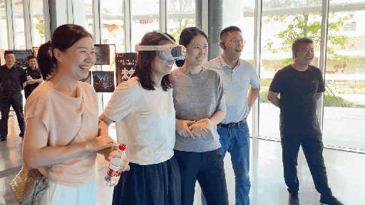 研學(xué)團(tuán)成員正在用VR眼鏡體驗(yàn)。人民網(wǎng) 王戰(zhàn)雄攝