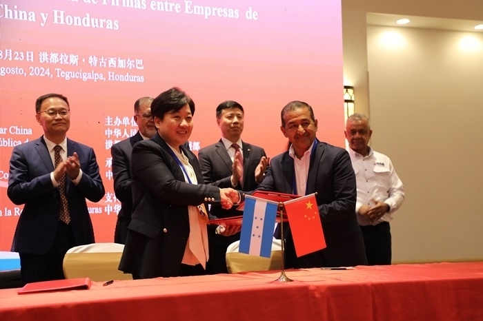 活動(dòng)現(xiàn)場(chǎng)。埃內(nèi)斯托·多明戈斯攝