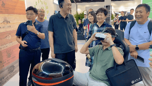 研學(xué)團(tuán)成員正在用VR眼鏡體驗(yàn)。人民網(wǎng) 王戰(zhàn)雄攝