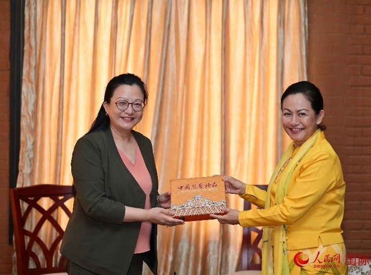 馬珈大使向岱岱楷部長贈送中國特色紀念品。人民網記者 謝佳君攝