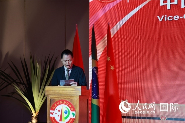 中國駐里約總領(lǐng)館副總領(lǐng)事王尉育宣讀賀電。人民網(wǎng)記者 陳海琪攝