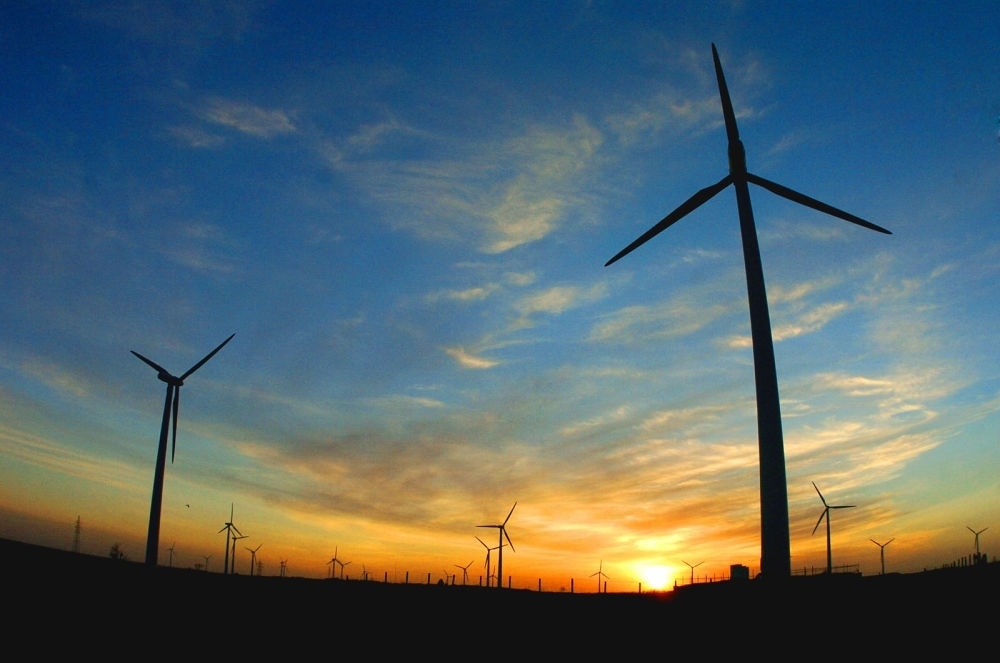 2005年，吉林省白城市通榆縣境內(nèi)幾十部風力發(fā)電機組在工作。新華社發(fā)