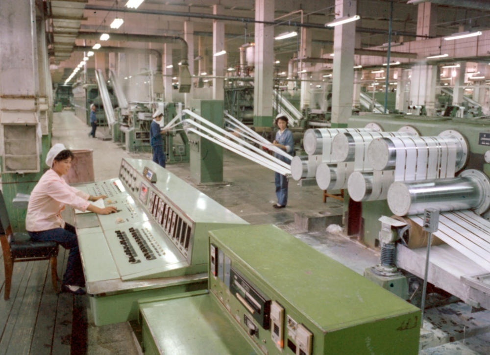 1981年，東北遼陽石油化學纖維廠抽絲車間一角。新華社發(fā)