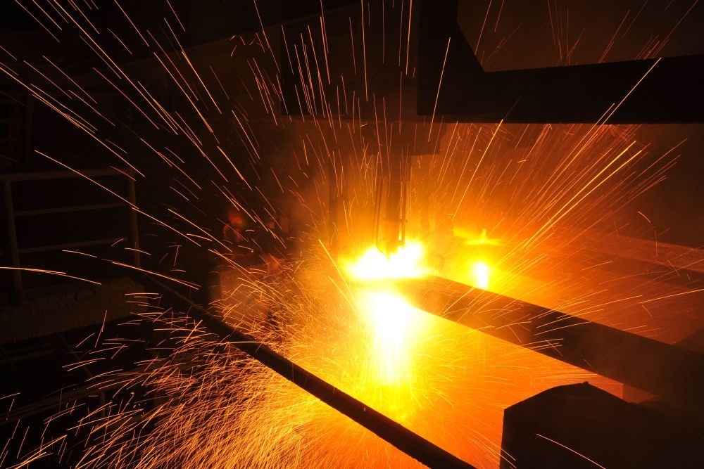 2015年3月10日，東北特鋼集團大連基地生產(chǎn)的合金鋼連鑄坯進行定尺切割。新華社發(fā)