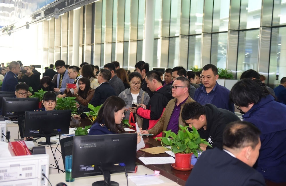 2017年4月10日，中國（遼寧）自由貿(mào)易試驗區(qū)沈陽片區(qū)揭牌當日，眾多企業(yè)咨詢注冊。新華社記者楊青攝