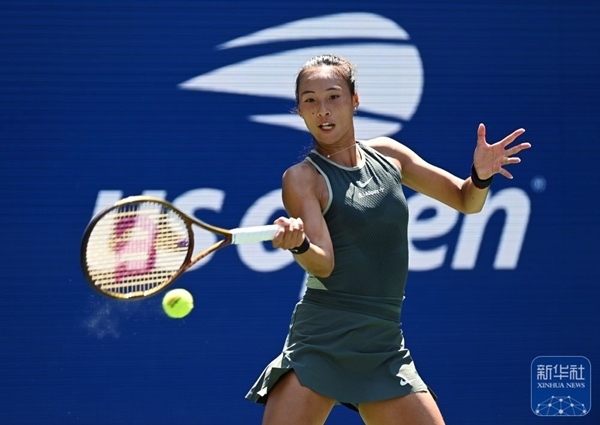 鄭欽文在比賽中回球。新華社記者 李睿 攝