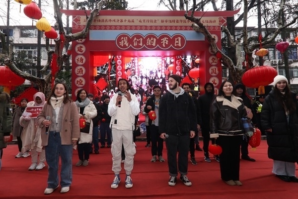 “熊貓叨叨”團(tuán)隊(duì)參加上海四平社區(qū)“元宵行街會(huì)”。