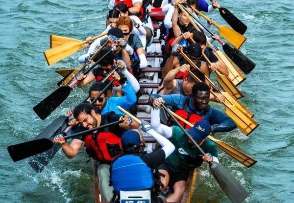 “熊貓叨叨”團(tuán)隊(duì)參加龍舟比賽。