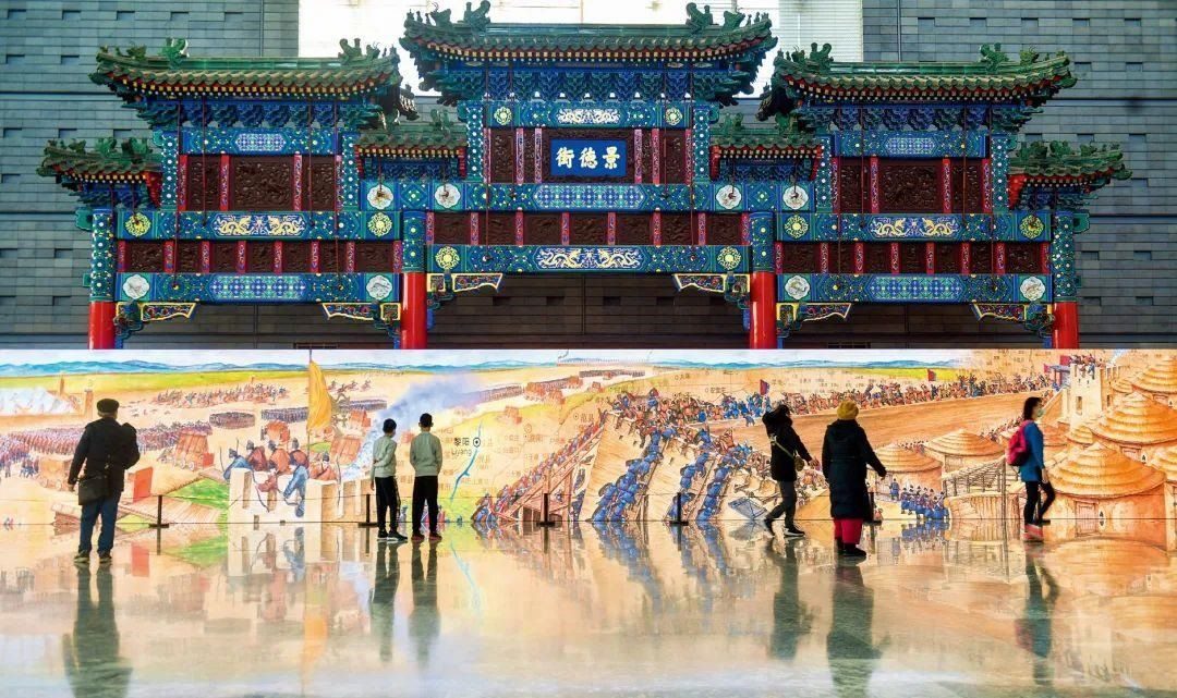 △2022年1月，觀眾在首都博物館參觀“穿越時空的大運河”數(shù)字影像展。