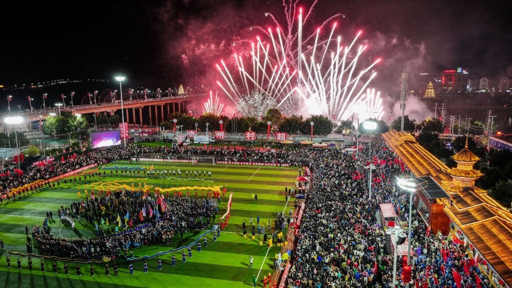 2024全國“村晚”示范展示活動暨貴州“村超村晚”舉行音樂煙花秀表演（無人機照片，2024年2月3日攝）。新華社記者 劉續(xù) 攝