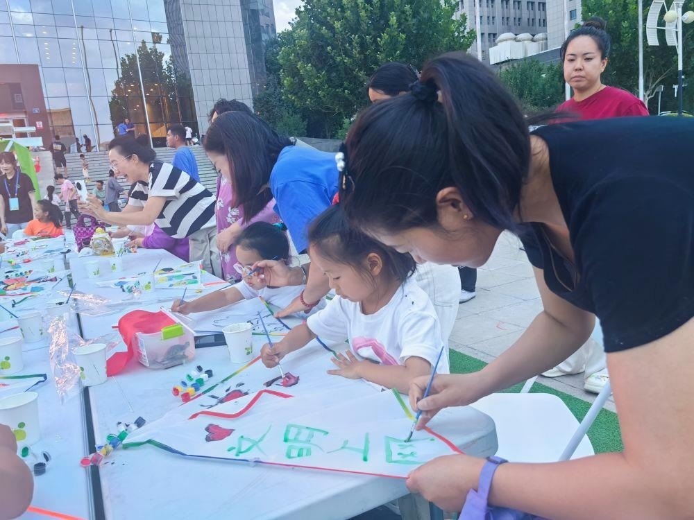 △家長與孩子一起參與“文明上網(wǎng)”系列主題活動。