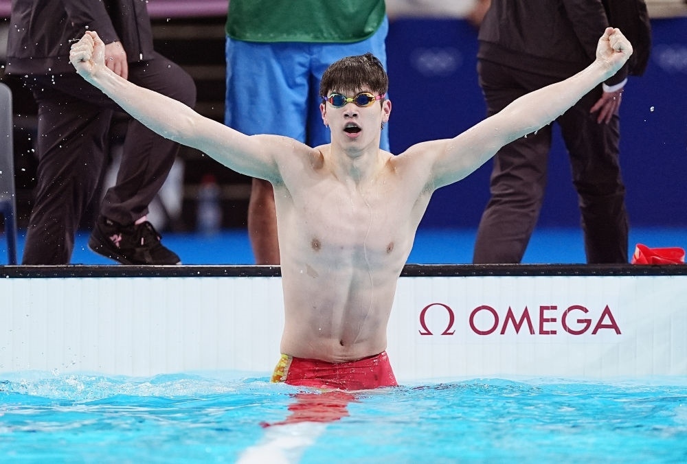 中國選手潘展樂在巴黎奧運會游泳男子100米自由泳決賽后慶祝奪冠及打破世界紀錄（2024年7月31日攝）。新華社記者 杜宇 攝