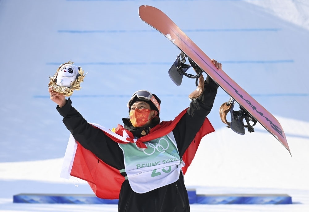 蘇翊鳴在北京2022年冬奧會單板滑雪男子大跳臺決賽奪冠后慶祝（2022年2月15日攝）。新華社記者 黃宗治 攝
