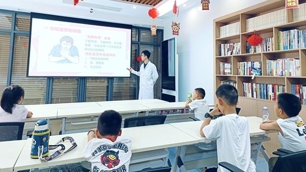 西安交通大學“筑夢醫(yī)心·護佑三農(nóng)”實踐團開展健康科普。校方供圖