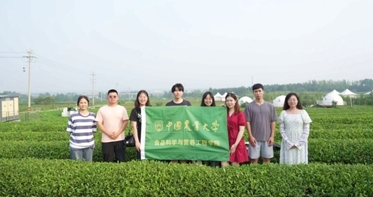 在山東日照，中國農(nóng)業(yè)大學食品學院實踐團就農(nóng)業(yè)生產(chǎn)智能化設備、肥料選用等問題開展實地調(diào)研，并面向300余名村民陸續(xù)開展4次科普宣講。校方供圖