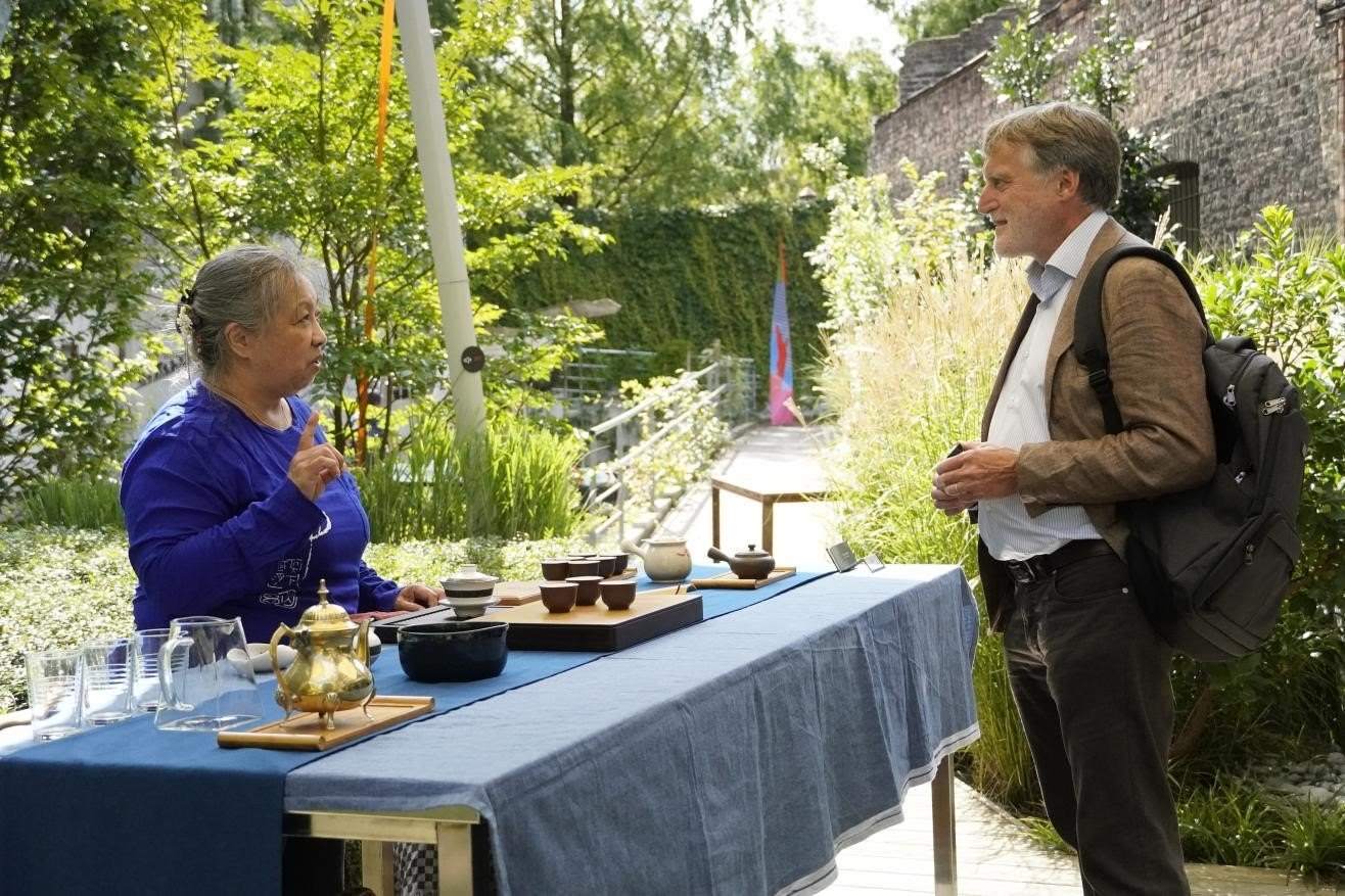 在博物館的戶外花園來賓品味中國茶藝。比利時(shí)維他命文化傳媒供圖