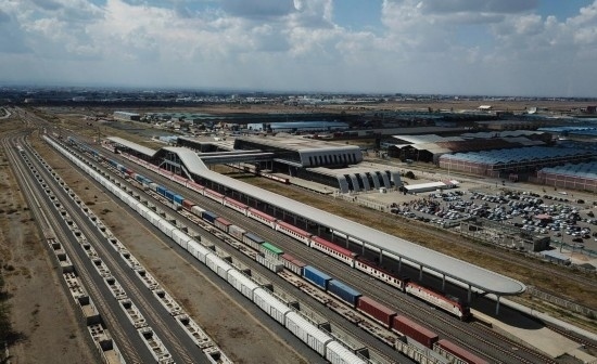 這是2023年9月在肯尼亞首都內(nèi)羅畢拍攝的蒙內(nèi)鐵路內(nèi)羅畢站（無人機(jī)照片）。新華社記者 韓旭 攝